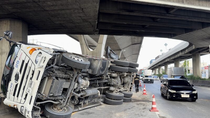ระทึกกลางถนนบางนาตราดรถสิบล้อกระบะดั้มพ์ยกพุ่งชนขอบสะพาน