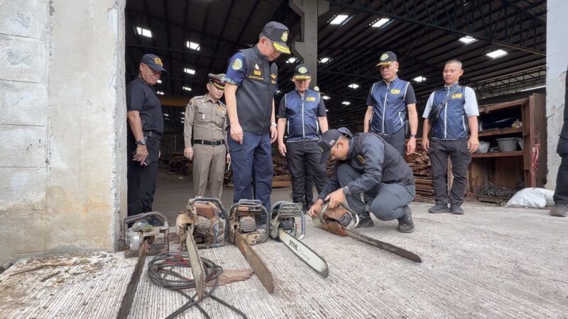 ผู้ช่วยรัฐมนตรี ทส. นำทีม ปทส. บุกตรวจโรงเลื่อยเมืองกรุงเก่า อายัดไม้ต้องสงสัย ตรวจยึดเลื่อยโซ่ยนต์ 5 เครื่อง พร้อมขยายผลตรวจสอบไม้ทั้งหมด หลังพบความเชื่อมโยงกับไม้ทางภาคเหนือ