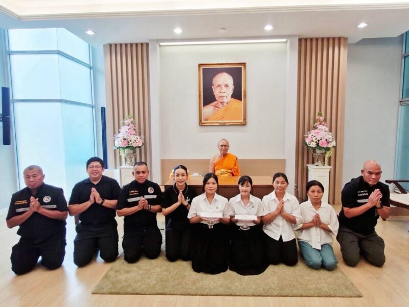 ปทุมธานี – วัดพระธรรมกายร่วมกับ กอ.รมน. มอบทุนการศึกษาช่วยนักศึกษาเรียนดีแต่ขาดแคลนทุนทรัพย์