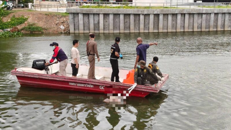ปทุมธานี – ผงะพบศพชายนิรนามลอยอืดใต้สะพานข้ามประตูน้ำจุฬาลงกรณ์พบเชือกปริศนารัดคางตำรวจเร่งสืบสวน