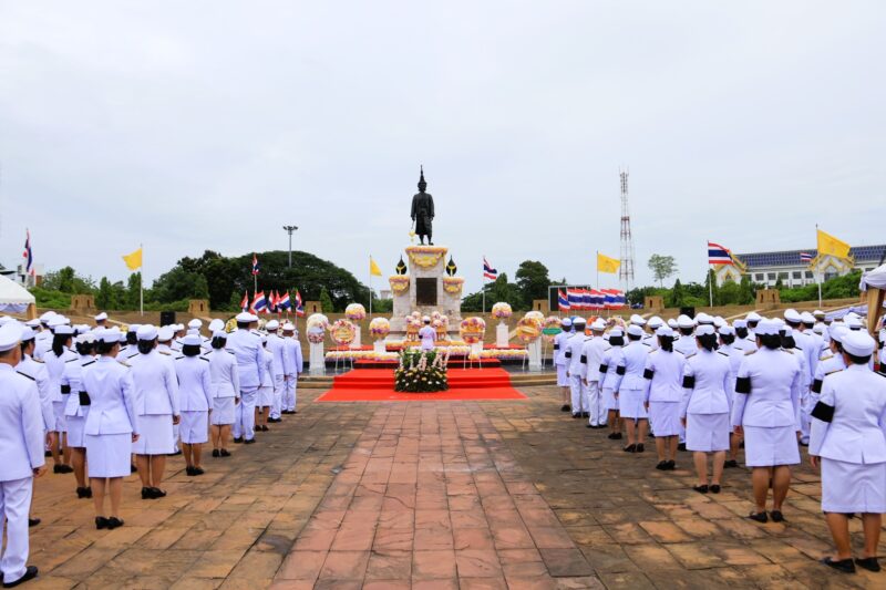 ลพบุรี – องคมนตรีเป็นผู้แทนพระองค์วางพวงมาลาถวายราชสักการะพระบรมราชานุสาวรีย์สมเด็จพระนารายณ์มหาราช