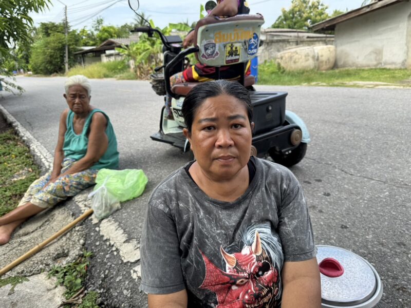 ปทุมธานี – ชาวบ้านร้องสื่อชายติดยาตระเวนลักทรัพย์แถมแม่คลั่งถือมีดอีโต้ขู่