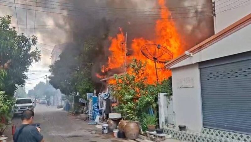 ปทุมธานี – ไฟไหม้ระทึกบ้านไม้รังสิตวอด 4 ชีวิตหนีตายหวุดหวิด