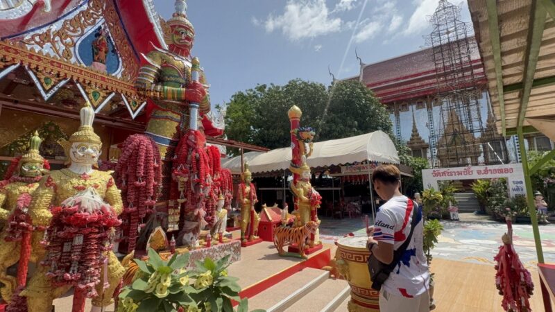 อ่างทอง – โค้งสุดท้ายเลขเสี่ยงทายเซียมซีท้าวเวสสุวรรณวัดสนามชัยกระแสยอดฮิตของนักเสี่ยงโชคในช่วงก่อนวันหวยออก ชาวบ้านได้เสี่ยงเซียมซียักษ์ ได้ตัวเลข 54 ไปเสี่ยงดวง