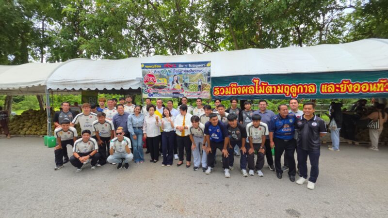 อยุธยา – คึกคัก! โปรฯ ทุเรียนลูกละ 19 บาท สะเทือนตลาด คนต่อคิวยาวตั้งแต่ก่อนเปิดขาย