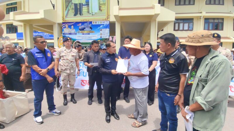 ประจวบคีรีขันธ์ – ชาวสวนมะพร้าวเดือด…!! บุกอำเภอบางสะพาน เผาหุ่น–โลงศพประท้วง ราคามะพร้าวตกต่ำ จี้ยื่นคำขาดถึงเลขาฯ อย. แจงปมนำเข้าน้ำกะทิแช่แข็ง 14 ก.ค.นี้