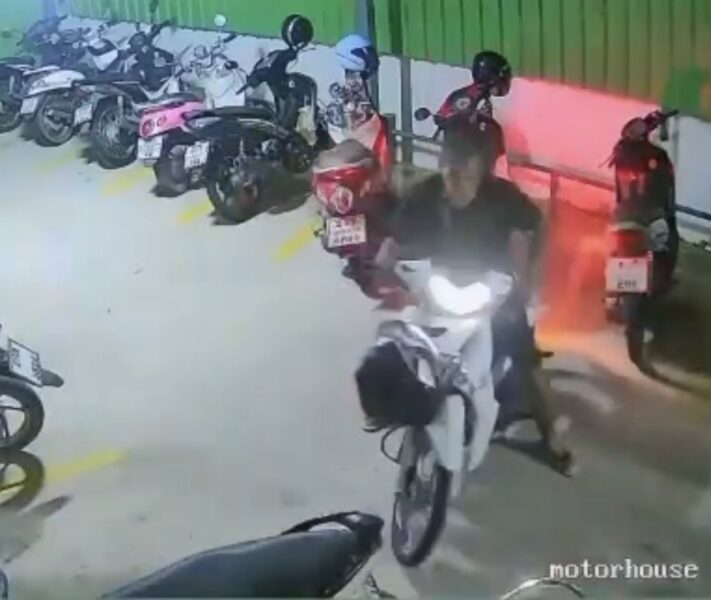 ปทุมธานีวงจรปิดจับภาพ2โจรแสบอาศัยจังหวะบุกขโมยรถ นศ.สาว ถึงหอพัก