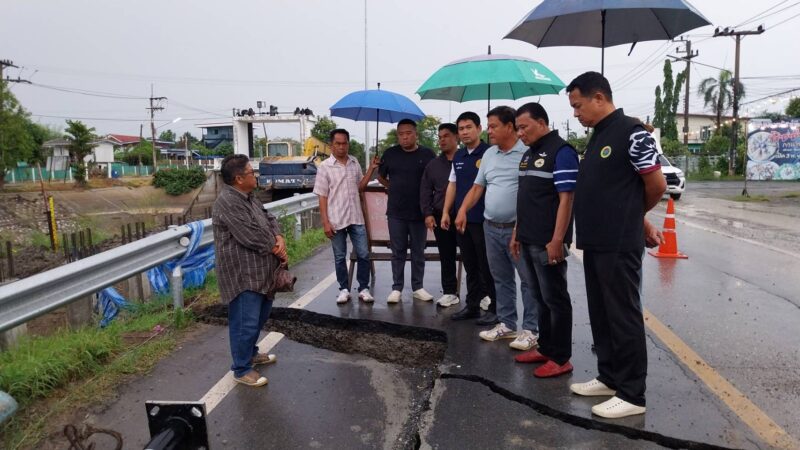 ปทุมธานี – น่ากลัวถนนทรุด อบจ. ปทุม ลงพื้นที่ลาดหลุมแก้วเร่งซ่อมหวั่นอุบัติเหตุเสียชีวิต