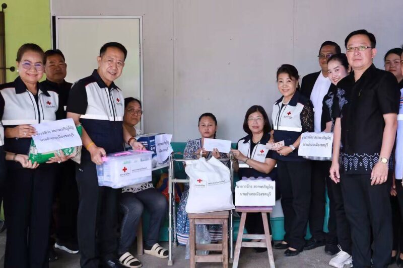 เหล่ากาชาดชลบุรี เดินหน้า “บำบัดทุกข์ บำรุงสุข” ลงพื้นที่มอบอุปกรณ์ช่วยเหลือและถุงยังชีพแก่ผู้ยากไร้