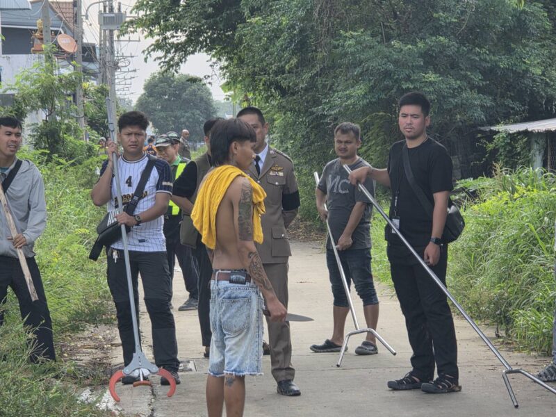 ปทุมธานี เขมรแทงเพื่อนร่วมชาติเสียชีวิตตำรวจล่าตัวพบคลั่งเกลี้ยกล่อมไร้ผลใช้ปืนตาข่ายจับตัวไว้ได้