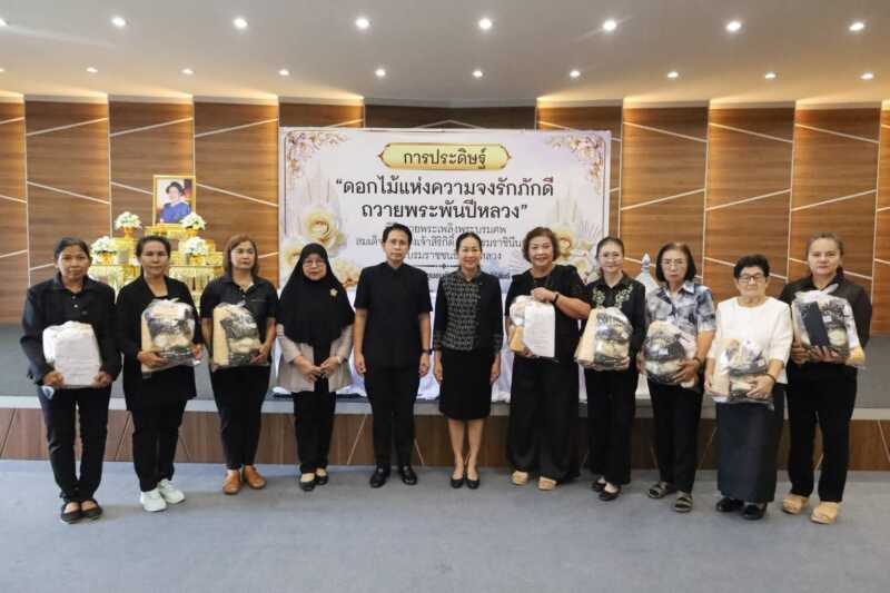 รองผู้ว่าฯ ประจวบฯ เปิดโครงการ “สืบสานศิลป์ดอกไม้จันทน์ไทย” ปั้นครู ก. 40 คน ถ่ายทอดต่อ 240 สตรี สร้างอาชีพ-เพิ่มรายได้สู่ชุมชน
