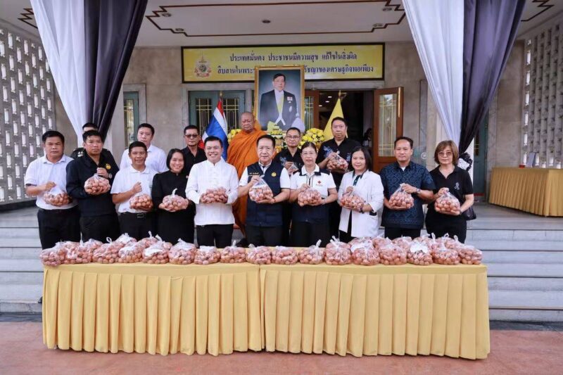 ผู้ว่าฯ ชลบุรี พร้อมคณะสงฆ์และส่วนราชการ เติมน้ำใจใส่ “ตู้ปันสุข” มอบของอุปโภคบริโภคช่วยประชาชน