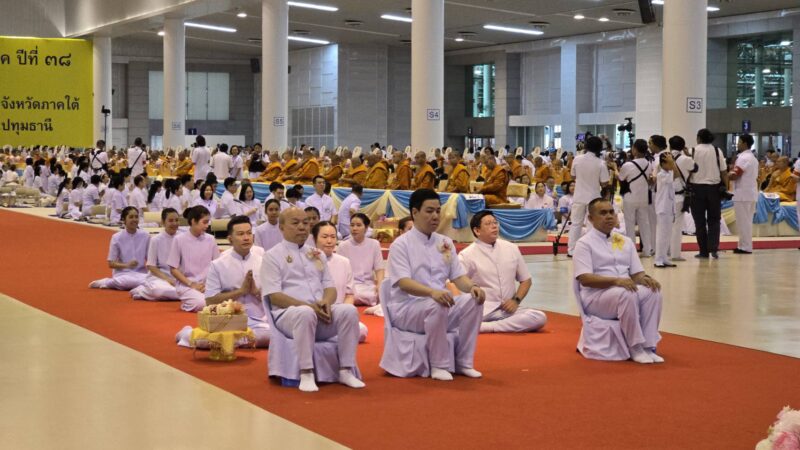 ปทุมธานีวัดพระธรรมกายจัดใหญ่มุทิตาเปรียญธรรม 9 ประโยคมอบโล่ทุนการศึกษาสำนักเรียนบาลีดีเด่นวันสมาธิโลก