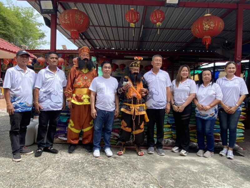 ศาลเจ้าเตียวหุยจัดพิธีเทกระจาดใหญ่ แจกข้าวสาร-อาหารทานแก่ผู้ยากไร้กว่า 700 คน คอหวยแห่ส่องเลขประทัด