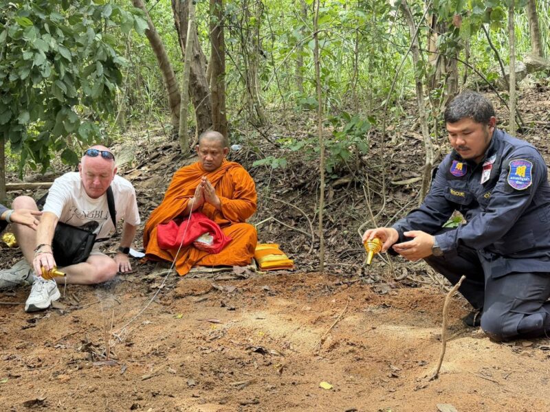 กู้ภัยฯ นิมนต์พระทำบุญหลุม 5 ศพ เผยภารกิจค้นหาสุดกดดัน-อาศัยแรงศรัทธานำทาง