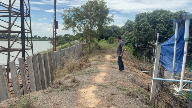 อ่างทอง ชาวบ้านผวานอนไม่หลับหวั่นบ้านถล่มหลังตอกเสาเข็มสร้างเขื่อนใกล้บ้านพบรอยร้าวที่เสาปูนห้องน้ำและดินบริเวณเสารั้วบ้าน เริ่มแตกแยกเป็นแนวยาว วอนหน่วยงานเกี่ยวข้องเข้าดูแลช่วยเหลือป้องกัน ก่อนที่จะเกิดถล่มพังเสียหาย