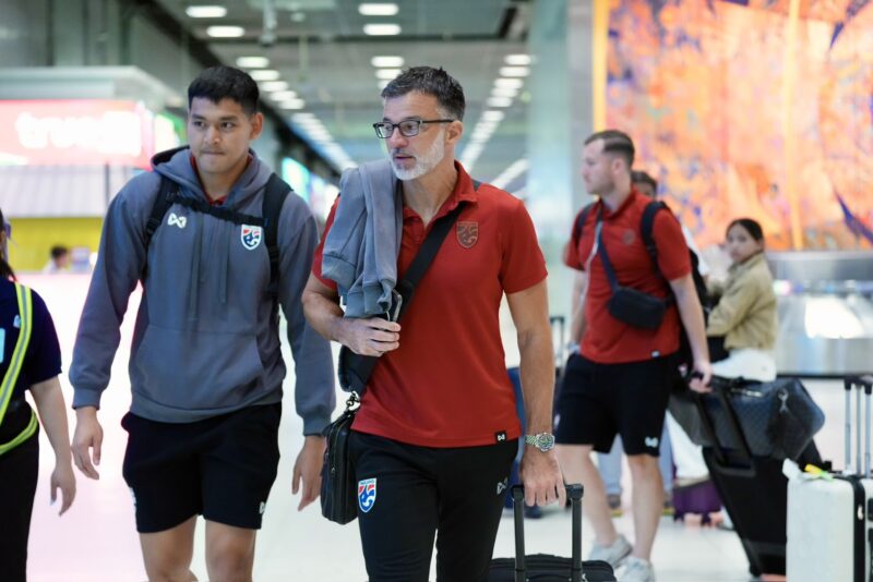 “แอนโธนี ฮัดสัน” นำทีมชาติไทย กลับถึงไทย เตรียมพร้อมลุย อาเซียน คัพ 2026 นัดเจอ เมียนมา