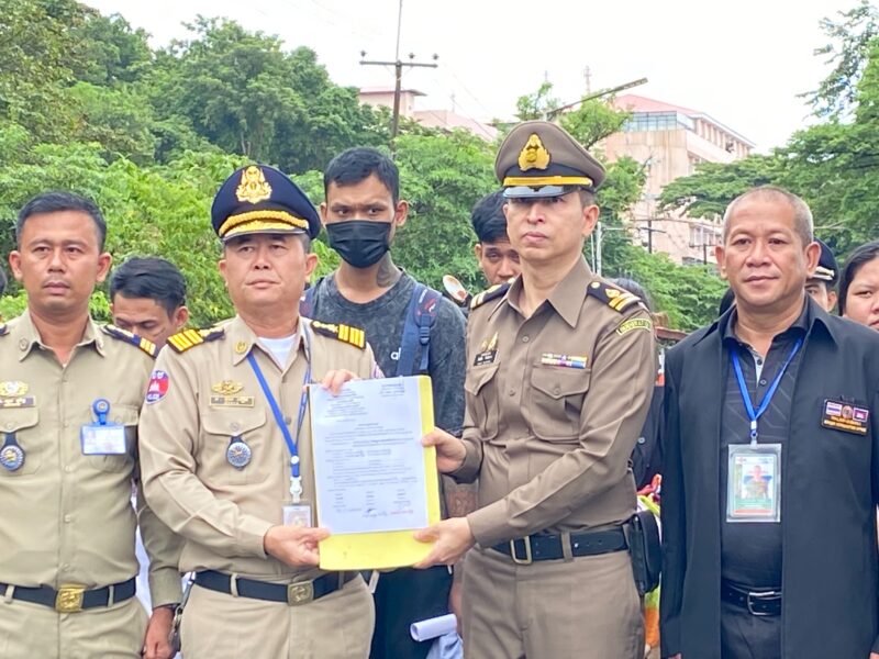 ด่านหาดเล็กตรวจเข้ม สัมภาระรับตัวคนไทย 14 คนเป็นบุคคลถูกจับกุมและเกี่ยวข้องกับอาชญากรรม ออนไลน์ในราชอาณาจักรกัมพูชากลับประเทศไทย 14 คน ชาย 11 คน หญิง 3 คน มีหมายจับชาย 3 คน