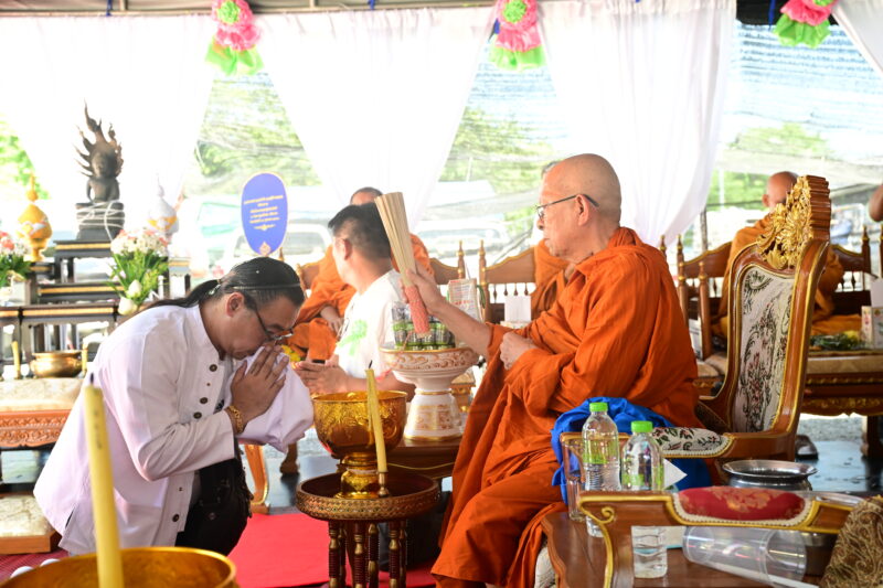 หงส์ไทย สาขาศรีราชา จังหวัดชลบุรี จัดพิธีเจริญพระพุทธมนต์พระพุทธลีลาปางประทานพร พร้อมกิจกรรม “หงส์ไทย ปันสุข แจกโรงทาน สานสายใยชุมชน” ประชาชนร่วมงานอย่างคับคั่ง สะท้อนพลังแห่งศรัทธาและการแบ่งปัน