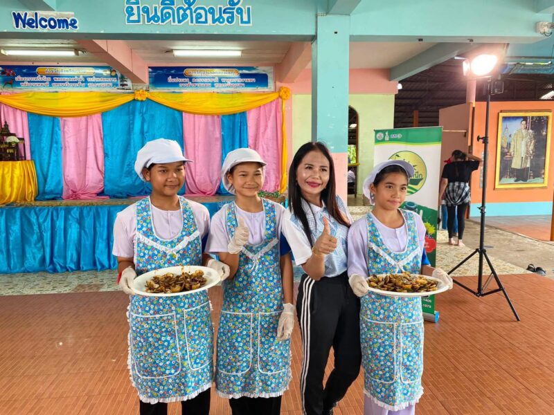 ตราด – เตรียมจัดงาน “คราดหอยคอยเธอ” ต้อนรับวันแม่ ชวนสัมผัสวิถีชุมชนบ้านตาหนึก ลิ้มรสเมนูเด็ดจากหอยขาว