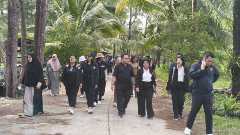 พังงา-รองปลัดสำนักนายกรัฐมนตรี พร้อมผู้แทนสมัชชาคนจน นำคณะลงพื้นที่แก้ปัญหาสิ่งปลูกสร้างของชาวประมงพื้นบ้าน ล่วงล้ำลำน้ำบ้านในไร่