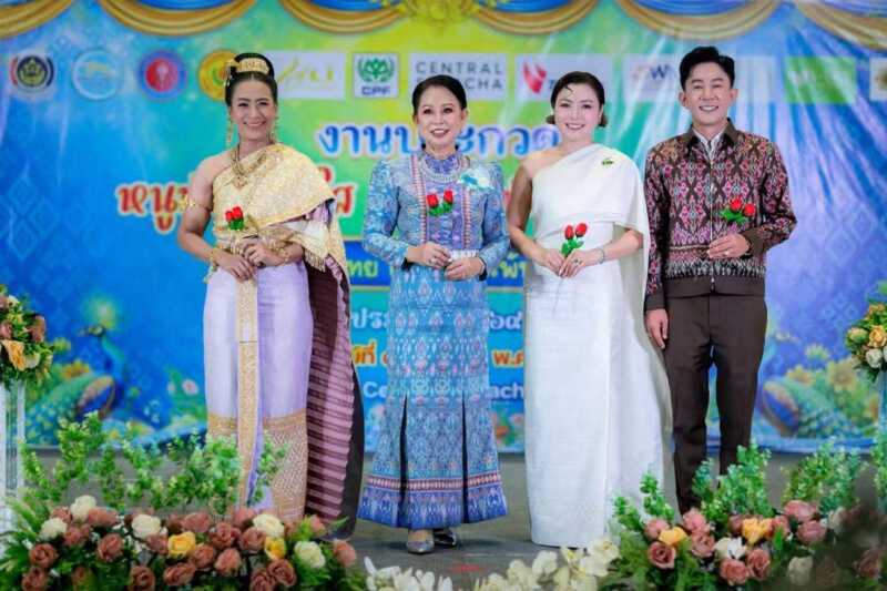 “สท.น็อต เสม็ด–น้องแป้ง” ร่วมเดินแบบกิตติมศักดิ์ ส่งต่อรอยยิ้มและความสุข สวมผ้าไทยเทิดไท้ “พระพันปีหลวง”