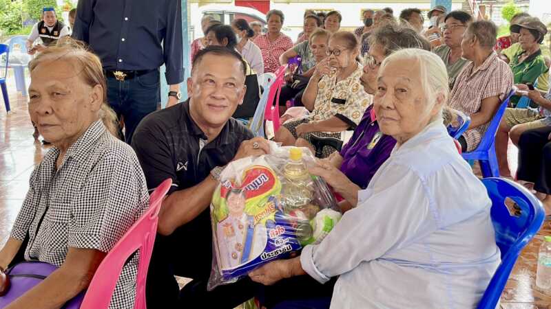 นครนายก – กิจกรรมวันแม่ มอบสิ่งของให้ผู้สูงอายุ พร้อมมอบทุนการศึกษาแก่เด็กนักเรียน
