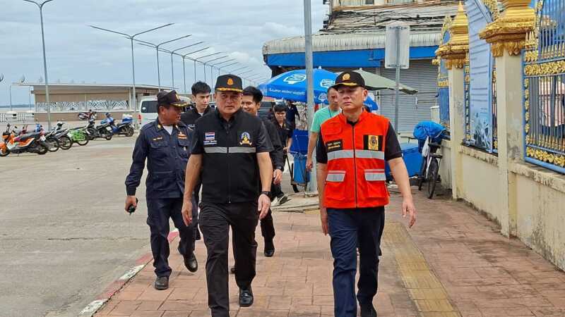 พ่อเมืองมุกดาหาร พร้อมกับหน่วยงานที่เกี่ยวข้องลง พื้นที่เฝ้าระวังติดตาม สถานการณ์แม่น้ำโขง เตรียมพร้อมรับมือพื้น ที่เสี่ยงพี่อาจจะเกิดน้ำทะลักเข้าสู่ตลาดอินโดจีนและบริเวณบ้านเรือนพี่น้องที่ ติดกับแม่น้ำโขง