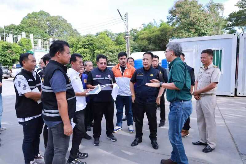 ผู้ว่าฯ ชลบุรี ลงพื้นที่ตรวจโรงงานเคมี หลังชาวบ้านร้องเรียนผลกระทบน้ำเสีย สั่งเร่งตรวจสารปนเปื้อนภายใน 15 วัน