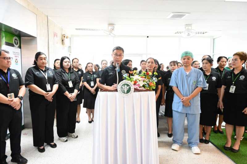ผู้อำนวยการ โรงพยาบาลมุกดาหาร ประธา นเปิดศูนย์ส่องกล้อง วินิจฉัยโรคหรือทำการรักษาโดยไม่ต้องผ่าตัดใหญ่ ณห้องผ่าตัด ชั้น 3 อาคารมโนรมย์ ร.พ. มุกดาหาร