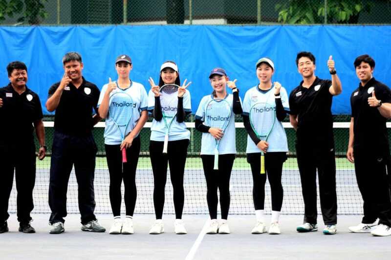 5 นักหวดสาวซอฟท์เทนนิสทีมชาติไทย ชุดลุยศึกเอเชี่ยนเกมส์ที่เมืองนาโงย่า ประเทศญี่ปุ่น ซ้อมเข้ม นางอุดมลักษณ์ ศิริกุลเลิศรัฐ นายกสมาคมกีฬาซอฟท์เทนนิสแห่งประเทศไทย หวังลุ้นเหรียญรางวัลฝากแฟนกีฬาชาวไทย
