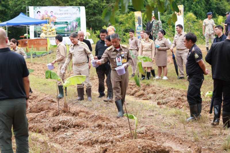 องคมนตรี พลเอกเฉลิมชัย สิทธิสาท นำข้าราชการ ประชาชนร่วมกิจกรรมปลูกพืชอาหารช้าง-ทำโป่งเทียมเพื่อลดผลกระทบปัญหาคนกับช้างป่าในพื้นที่ จังหวัดจันทบุรี