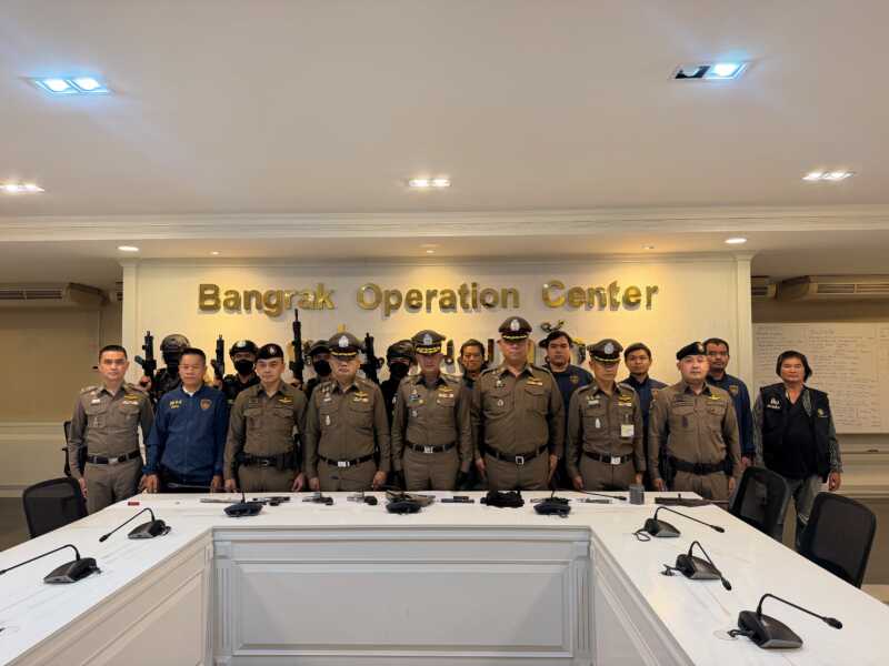 ตำรวจบางรักบุกค้นบ้าน หลังได้ยินเสียงคล้ายปืน ผงะพบคลังอาวุธ 8 กระบอก พร้อมกระสุน-ดินดำ รวบเจ้าของบ้านวัย 46 ปี