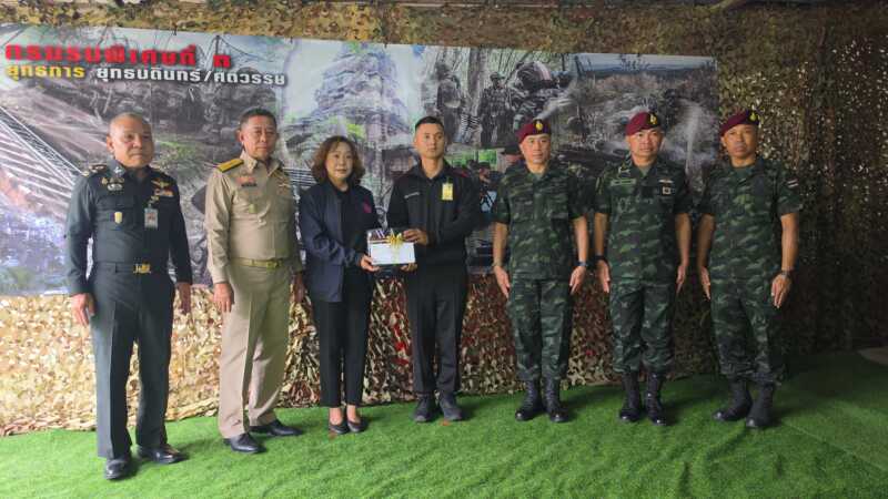 จังหวัดลพบุรี 210869 รมว.กห.เยี่ยมให้กำลังใจทหารรบพิเศษบาดเจ็บจากการปะทะชายแดน รมว.กห. ลงพื้นที่เยี่ยมกำลังพลบาดเจ็บจากเหตุปะทะตามแนวชายแดน ถึงบ้านพักค่ายเอราวัณ ย้ำ “กำลังพลเป็นศูนย์กลาง” ผนึกทุกภาคส่วนดูแลตั้งแต่รักษา–ฟื้นฟู–สิทธิสวัสดิการ–ครอบครัว “คนที่ทำหน้าที่เพื่อประเทศ เราจะไม่ทอดทิ้ง”