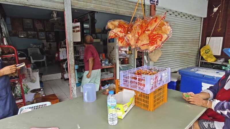 ปทุมธานีผัวเมียแสบทำทีซื้อของ ฉกเงินยายพิการแขนขาดหนีลอยนวลวงจรปิดจับภาพได้