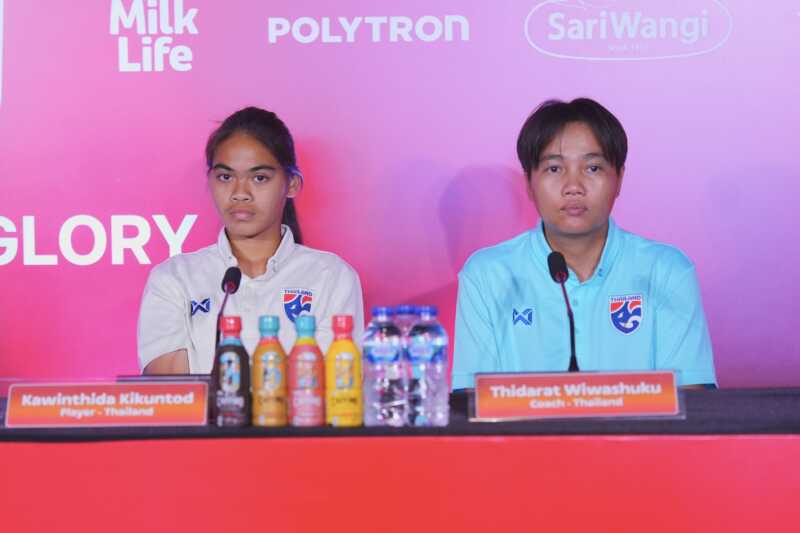 “ธิดารัตน์ วิวาสุขุ” และ “กวินธิดา กิขุนทด” แถลงข่าวก่อนการแข่งขันฟุตบอลหญิงรายการ Srikandi Merdeka CUP 2026 รอบชิงชนะเลิศ