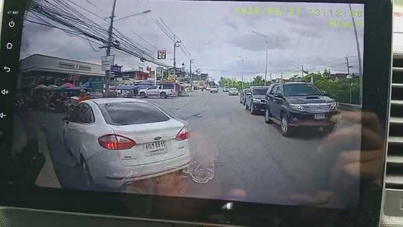 ปทุมธานีเก๋งมักง่ายปาดหน้ารถกู้ภัย เบรกหัวทิ่มหวิดเกิดอุบัติเหตุซ้ำซ้อน