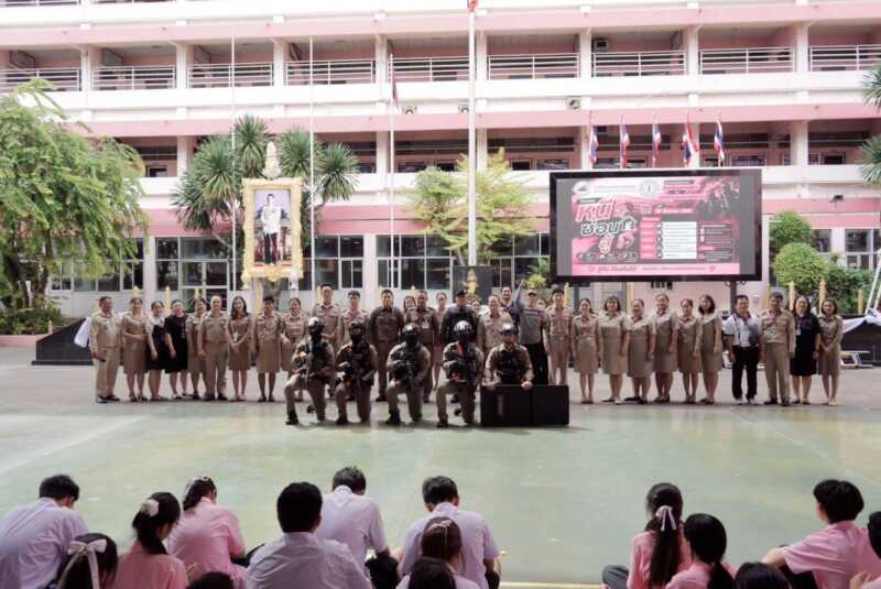 ตำรวจหัวหมากจัดอบรม “หนี-ซ่อน-สู้” รับมือเหตุกราดยิง เสริมทักษะเอาตัวรอดให้บุคลากรโรงเรียนเทพลีลา