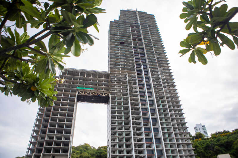 CSI LA จุดกระแส Waterfront พัทยา นายกเมืองพัทยา ชี้รอกรมที่ดินชี้ขาด เหลือ 2 ทาง “รื้อถอน” หรือ “ปรับอาคารให้ถูกกฎหมาย” พบลอบใช้อาคารจอดรถทั้งที่ยังมีคำสั่งห้ามใช้