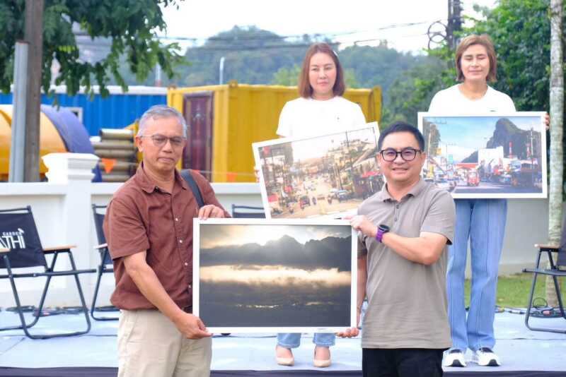 คณะผู้บริหาร อบจ.พังงาร่วมงาน “มองพังงาผ่านเลนส์ : พังงา แอ๊ะนิ” ชมเสน่ห์เมืองพังงาผ่านภาพถ่าย ในจวนผู้ว่าฯ หลังเก่า