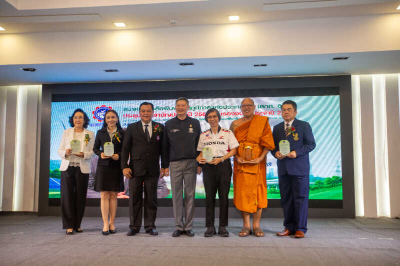 หลวงพี่น้ำฝน รับโล่รางวัลเกียรติคุณ “ผู้บำเพ็ญประโยชน์” ในด้าน “พัฒนาและส่งเสริมสาธารณาสุขดีเด่น” สภท.ครบ 61 ปี
