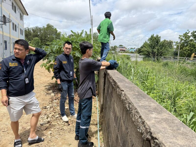 พาหนุ่มวัย 20 ทำแผนฯ แทงหนุ่มจีนดับคาห้อง ปมเจออยู่กับแฟนสาว พบมีดทิ้งในป่าหญ้า