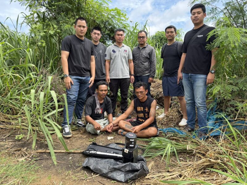 5 ชั่วโมงรู้เรื่อง โจรทุบกระจกร้านกาแฟบางเสร่ ขนกีตาร์–แซกโซโฟน–มือถือ สืบสัตหีบไล่กล้องรวบ 2 ผู้ต้องหา ยึดของกลางคืนครบ