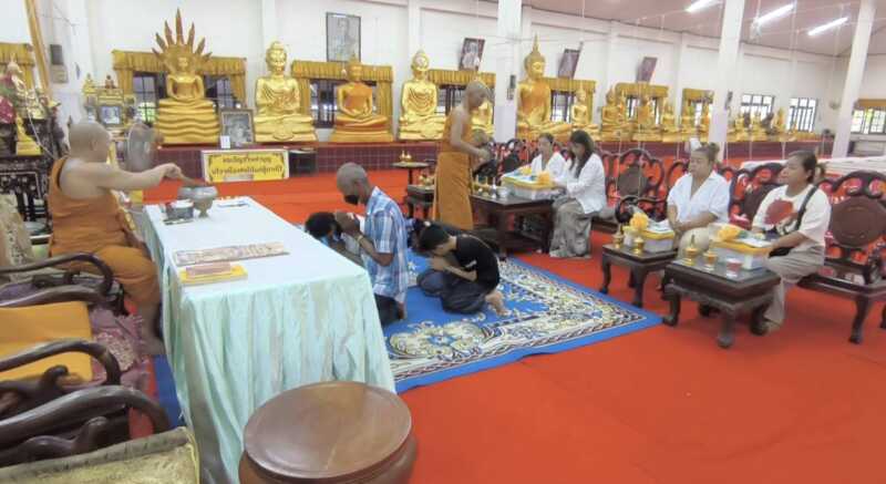 นครนายก – นักท่องเที่ยวและพระสงฆ์ เข้าพิธีนอนโลงศพ ต่ออายุแก้ปีชง เสริมดวงชะตาชีวิตวัดหลวงพ่อปากแดงจังหวัดนครนายก