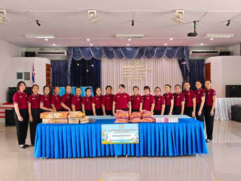 ผบก.ภ.จว.มุกดาหาร ร่วมกิจกรรมเลี้ยงอาหารกลางวันพร้อมมอบสิ่งของให้แก่เด็กนักเรียนเพื่อส่งมอบความสุขรอยยิ้มและสร้างขวัญกำลังใจให้แก่น้องๆ แล้วศูนย์การศึกษาพิเศษประจำจังหวัดมุกดาหาร