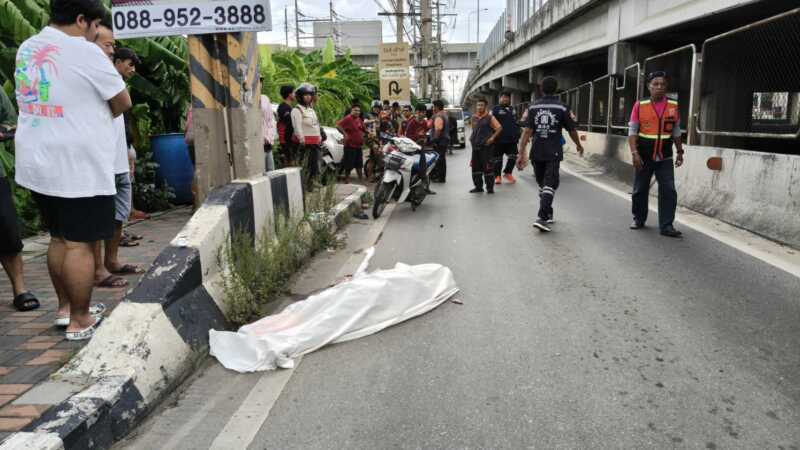 ปทุมธานี – สลดหนุ่มขับจยย.เสียหลักชนเสาไฟฟ้าดับคาใต้สะพานกลับรถ