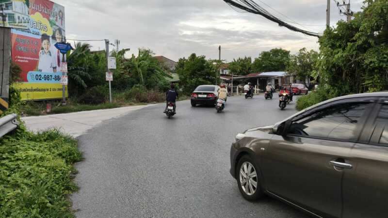 ปทุมธานี – กล้องวงจรปิดจับภาพกระบะตีนผีทับร่างหนุ่มรถล้มสาหัสแล้วหนีน้องสาววอนโซเชียลช่วย