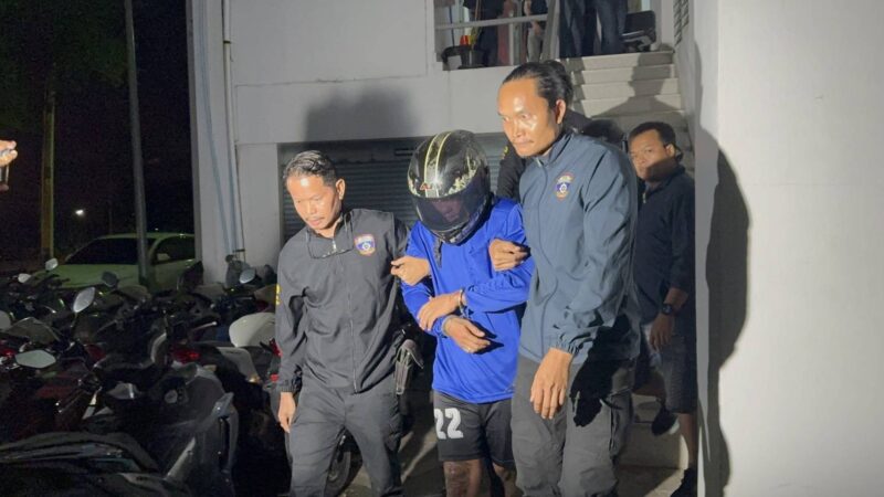 คุมตัวป๋อง ธง สอบ สภ. ห้วยใหญ่ ก่อนนำตัวชี้จุดเกิดเหตุ เผยคนร้ายแต่งชุดเจ้าหน้าที่เรียกตรวจค้น 2 รัสเซีย