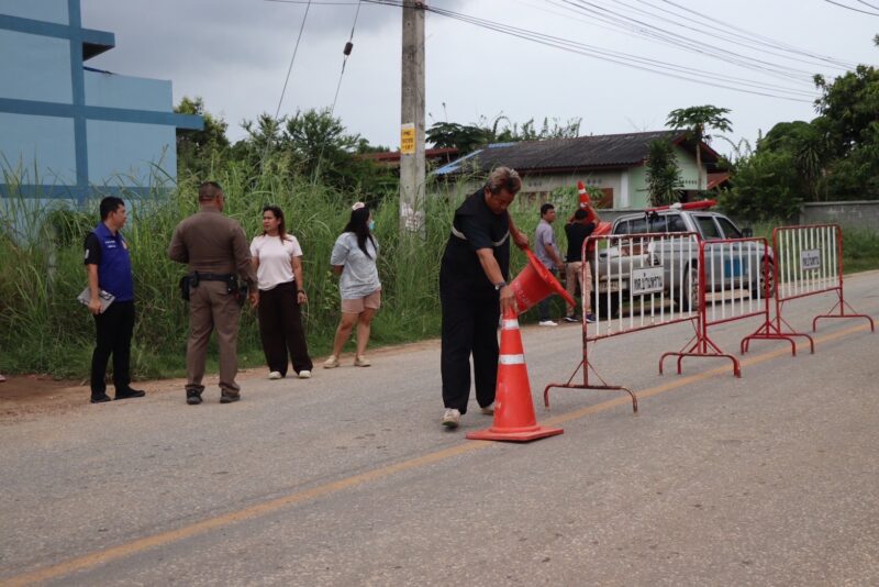 กำแพงเพชร – ชาวบ้านหนองน้ำใสสุดทน! ปิดถนนฮือไล่รถบรรทุกขยะรีไซเคิล หลังเมินคำสั่งผู้ว่าฯ-เทศบาล ลักลอบวิ่งฉาวส่งกลิ่นเหม็นคละคลุ้ง