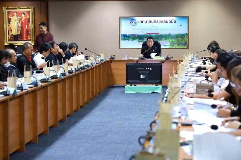 ผู้ว่าฯ ชลบุรี ประชุมคณะกรรมการพัฒนาชุมชนรอบโรงไฟฟ้า เร่งติดตามงาน-เบิกจ่ายงบประมาณให้แล้วเสร็จภายในปีงบประมาณ 2569